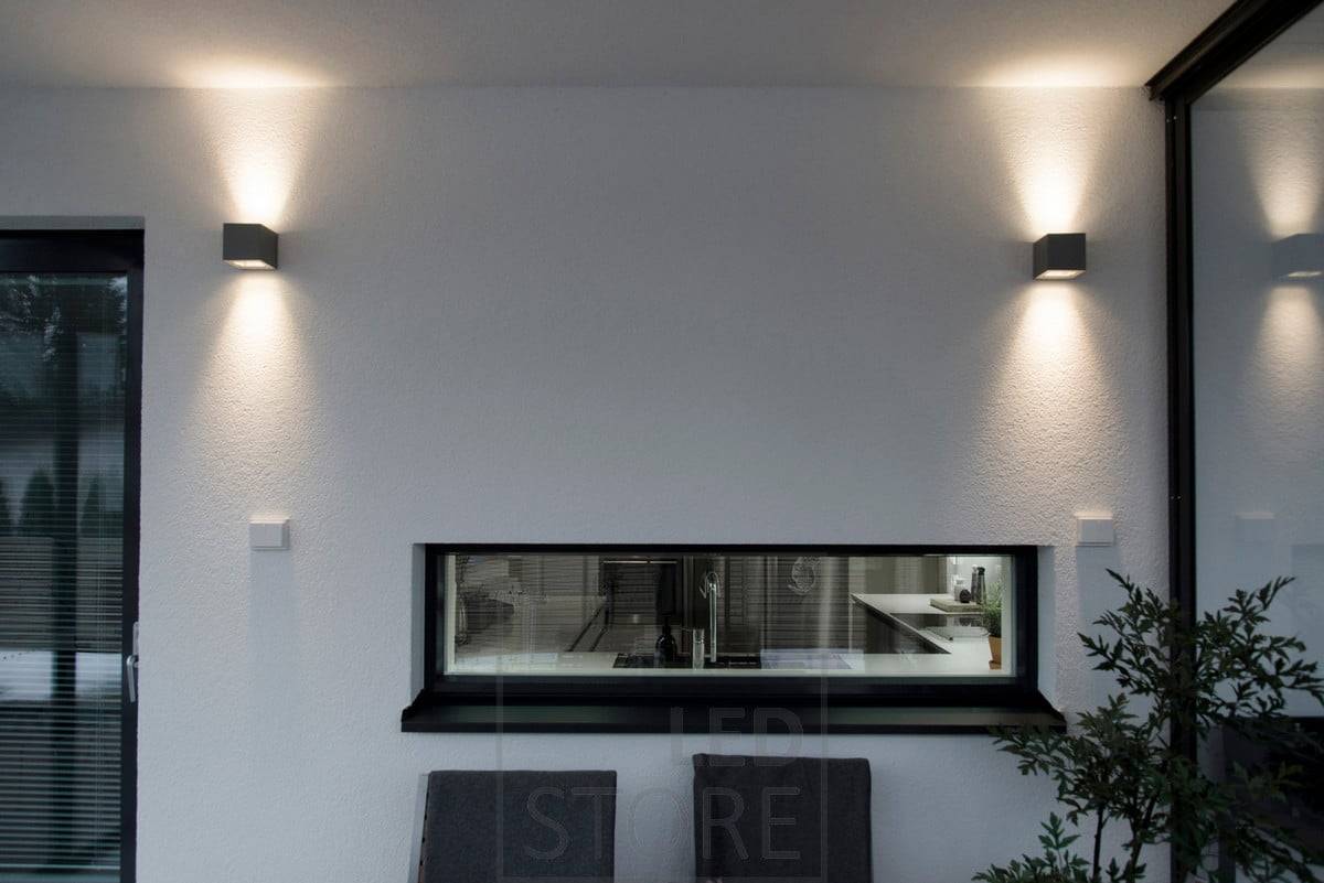 L'éclairage de la façade de la maison est réalisé avec des appliques LED bidirectionnelles. Le luminaire fournit une lumière d'ambiance à travers le mur et une lumière indirecte à travers la terrasse couverte. Ledstore.fi
